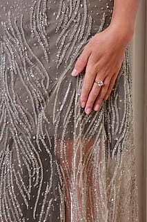 亲戚结婚穿红色参加好吗