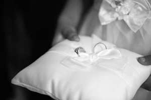 婚礼上适合放什么中文歌 什么样中文歌曲适合在婚礼上播放呢?