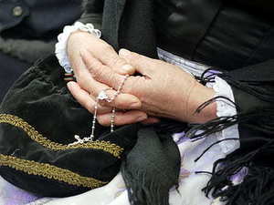 女性做腹部肛门双合诊