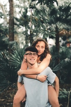 回门不能穿结婚的衣服吗 结婚回门时可以穿结婚时的衣服吗?还是必须要里外全新的?