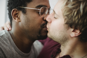 结婚证背景是暗红色可以吗 结婚证的照片背景是暗红色的可以吗