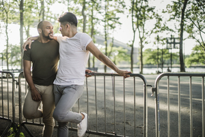 伴娘服是去了换还是在家换好