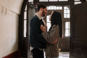 气球怎么弄到天花板 气球怎样挂在天花板上