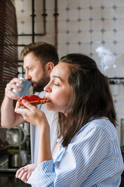 订婚和结婚戒指哪个要贵 请问下订婚戒指和结婚戒指一般哪个贵