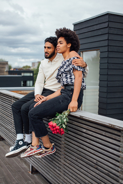 订婚时男方送女方什么 订婚的时候，男方送女方什么礼物最好啊