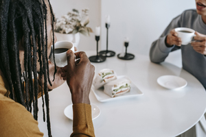 送结婚请帖需要装什么东西 结婚送请柬还需要附带什么?