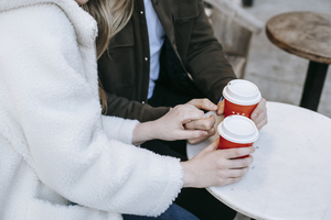 大红色礼服搭配什么颜色的鞋子 红色礼服搭配什么颜色的鞋子好看