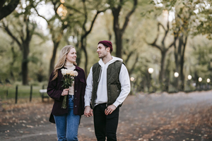 伴娘可以穿白色的鞋吗 伴娘鞋子可以穿平底小白鞋吗?