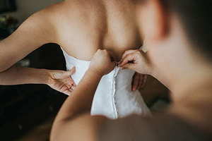 祝福朋友订婚的一句话 好朋友订婚了，说些什么祝福的话语呢？？