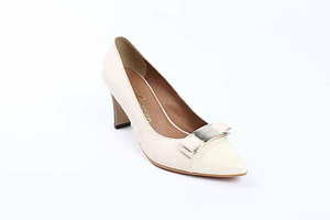 上台表演穿什么颜色的衣服 上台演唱要穿什么样的衣服