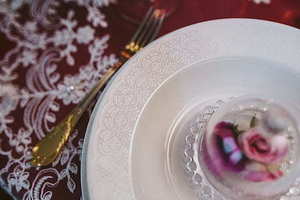 参加别人订婚穿衣颜色 参加订婚宴穿什么衣服