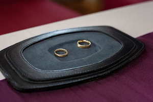 订婚宴是男方请还是女方请 请问下大家订婚宴是男方请,还是女方请的?