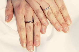 中式婚礼新娘拿的扇子叫什么 古代结婚女子遮面扇子叫什么？