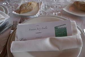 订婚戒指男女都要戴吗