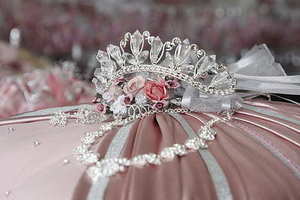 拍结婚证件照穿什么衣服合适 穿什么衣服拍结婚证的照片比较好？