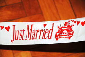 结婚前男方给女方买几套衣服 结婚前几天去买新衣服,男方和女方各买几套