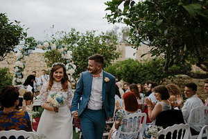 结婚新郎穿藏蓝色西服 结婚当天新郎可以穿藏蓝色的西服吗？