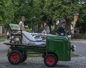 矮个子女生穿哪种卫衣 小个子女生适合穿卫衣吗?