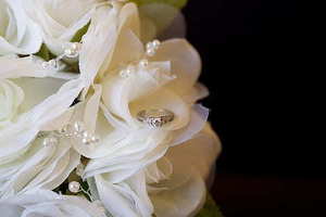 结婚证照片可以摆造型吗 结婚照照片可以摆造型吗