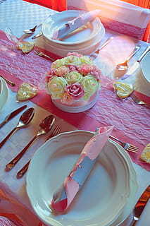 女方结婚拿包袱的都是谁 结婚女方的包由谁来背？