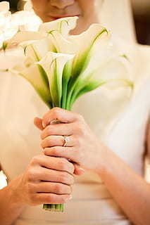 答谢宴需要婚庆公司吗 我在外地结完婚回娘家答谢宴时候还要请婚庆公司吗?我家在饭店回请一共20桌!还用化妆吗?