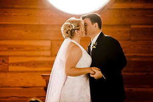 婚礼穿绿色衣服好吗 要参加朋友的婚礼穿什么颜色的衣服合适？