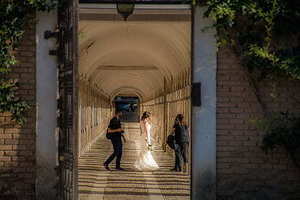 结婚婚纱能配白色鞋子吗