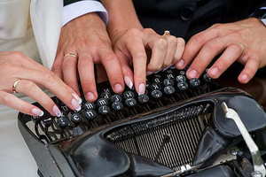 请一个结婚舞台大概多少钱 请一个一般的婚庆大概要多少钱呢?