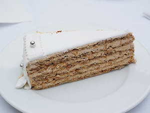 冬天在酒店里穿婚纱冷不冷 冬天结婚迎宾时可以穿婚纱吗?会不会太冷?