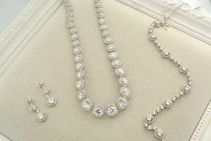 订婚彩礼和结婚彩礼 订婚礼金什么时候给 订婚和结婚的彩礼区别