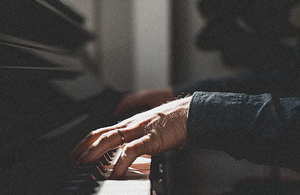 一字肩婚纱配什么披肩 一字肩婚纱配什么样的毛披肩好看?