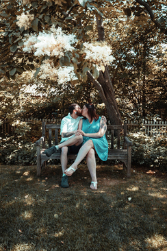 订婚女方可以穿短裙配毛衫吗 订婚女方穿什么衣服合适？