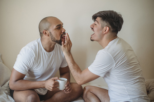 新娘婚礼适合什么样的指甲 婚礼当天新娘适合什么颜色的指甲