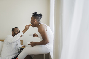 给同事送请柬说什么 如何给同事送结婚请柬