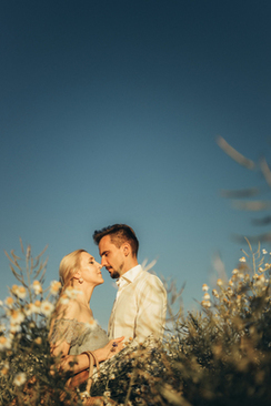 婚礼上交换戒指女生带哪个手