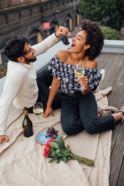 结婚双方父母穿什么颜色衣服 女儿出嫁父母穿什么颜色的衣服最合适