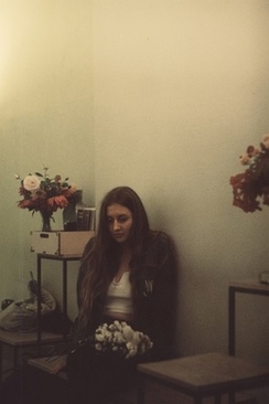 拍红底照的时候穿什么衣服 红底一寸照片穿什么颜色衣服合适