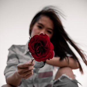 婚礼喷花怎么用 婚礼喷花筒怎么用?请有经验的人说说啊