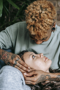 伴娘的胸花是伴郎戴吗