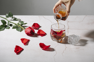 放大的婚纱照选的白色背景 婚纱照放大照的颜色？