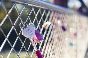 模拟灯光后要不要关远光灯