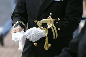 婚纱配红色鞋子可以吗 婚纱配红色鞋子可以吗