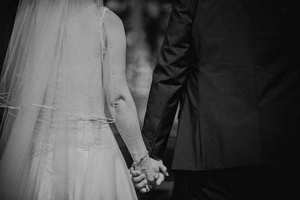 新郎结婚可以穿大衣吗 结婚时男的可不可以穿呢子大衣