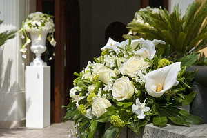 如何用美图秀秀做结婚证合影 怎么用美图秀秀做结婚证啊!!!要详细的解说