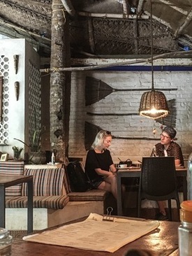 参加朋友婚礼穿酒红色适合吗 参加别人婚礼我穿酒红色的衬衫有问题吗