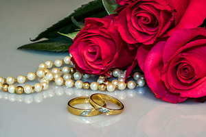 结婚买的拖鞋坏了可以扔了么 结婚时买的东西坏了能扔么