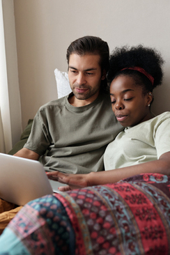 领结婚证穿的衣服是自带吗 登记结婚有提供衣服吗？