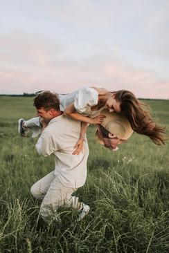 闺蜜订婚宴穿什么衣服去 朋友订婚穿什么衣服去参加比较好