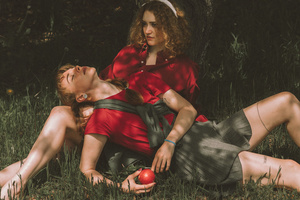 参加婚礼可以穿宝蓝色衣服吗