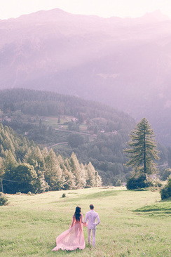 新娘出嫁时为什么手里拿什么 婚礼当天，新娘为什么要手拿手捧花